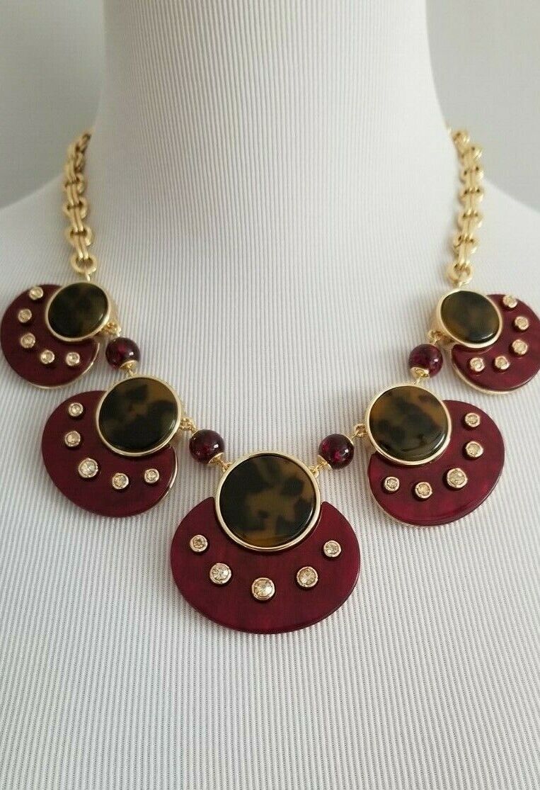 CHICO'S SHORT FAUX-TORTOISESHELL AND SHIRAZ-HUED BIB NECKLACE
