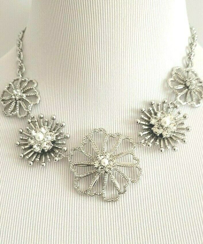 TALBOTS BURSTING BLOOMS SHORT NECKLACE