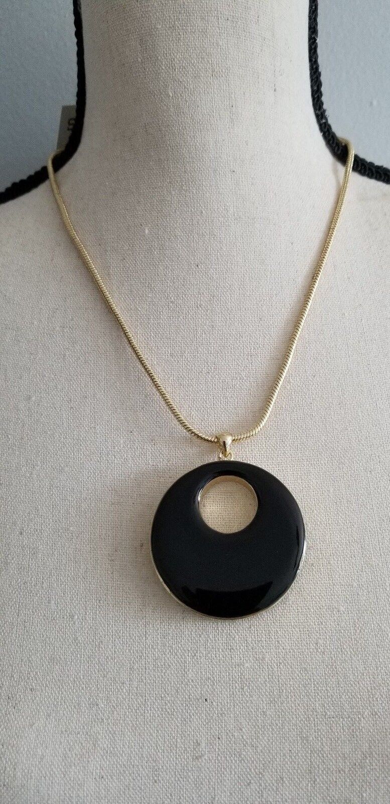 CHICO'S LUNA SHORT PENDANT NECKLACE