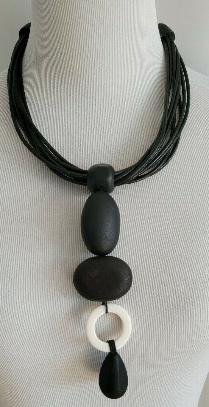 CHICO'S WOOD BEAD PENDANT NECKLACE
