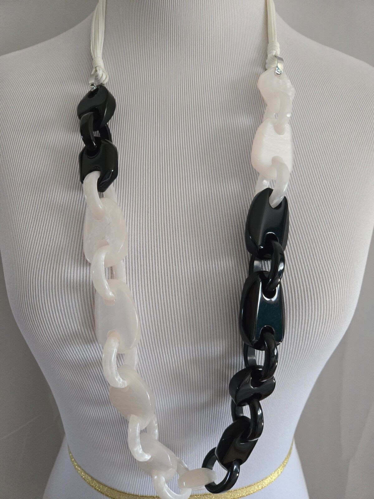 CHICO'S SINGLE STRAND NECKLACE