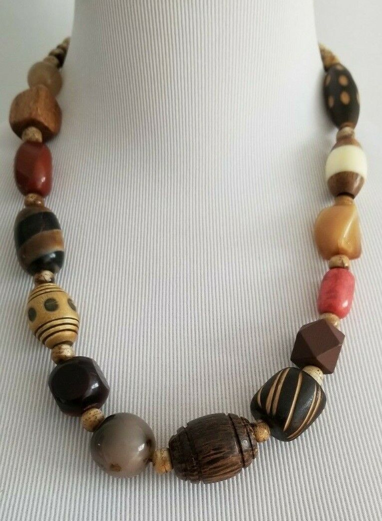 CHICO'S SHORT CHERRY-COLORED BEADED NECKLACE