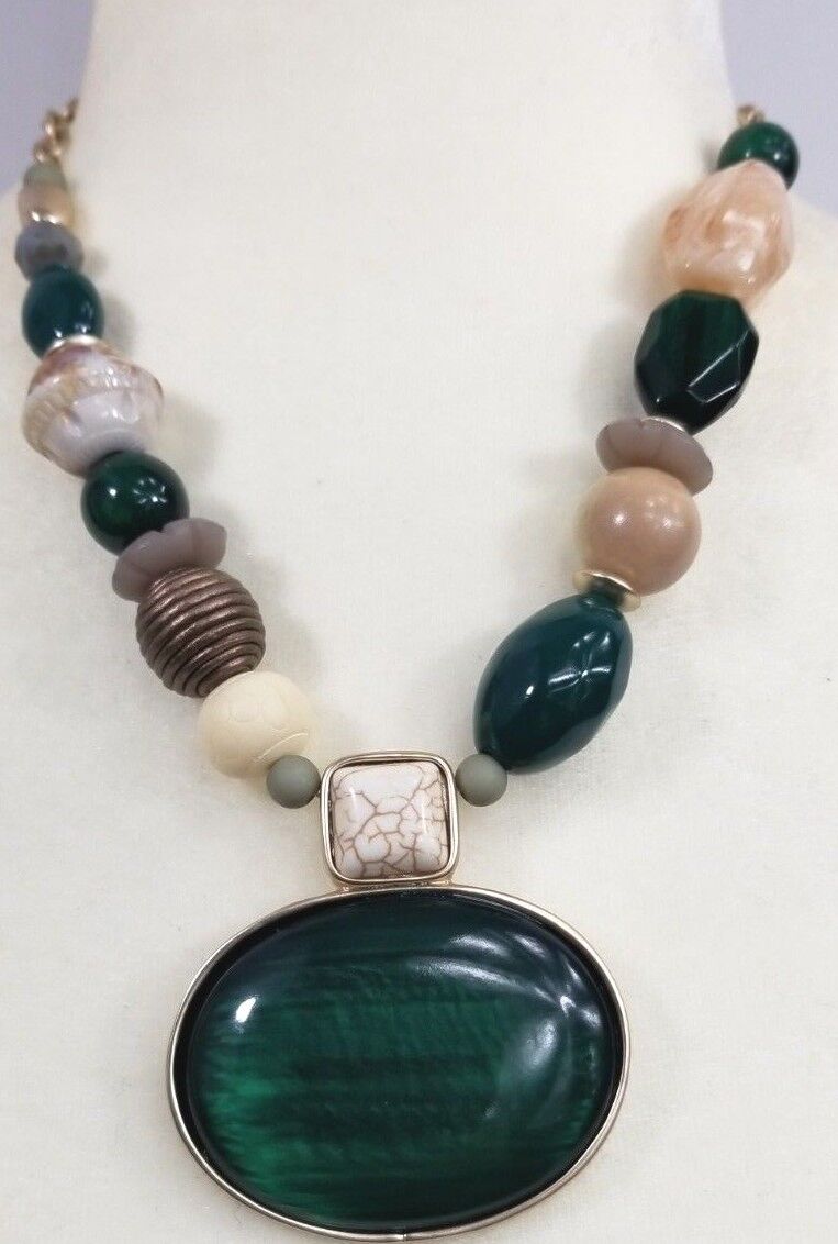 CHICO'S SHORT GREEN PENDANT NECKLACE