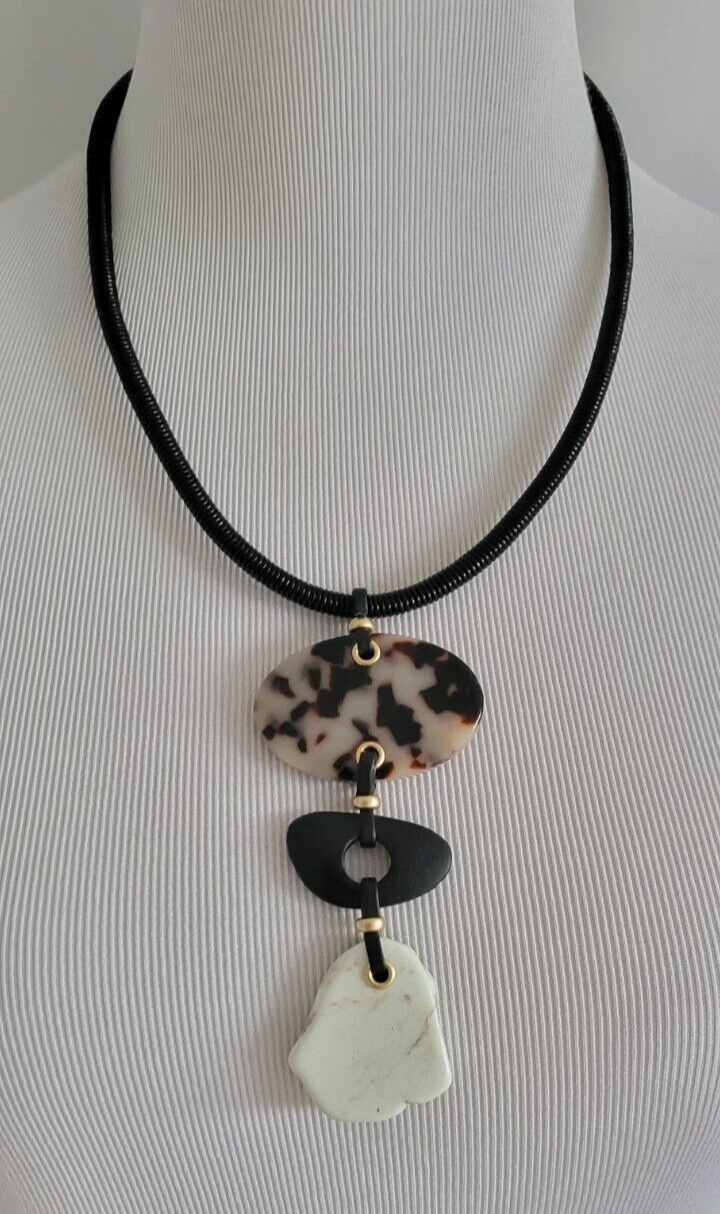 CHICO'S TORT PENDANT NECKLACE