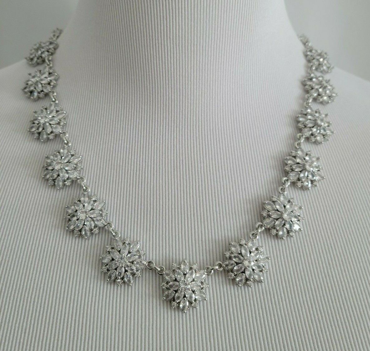 TALBOTS FLOWER BLOOMS SHORT NECKLACE