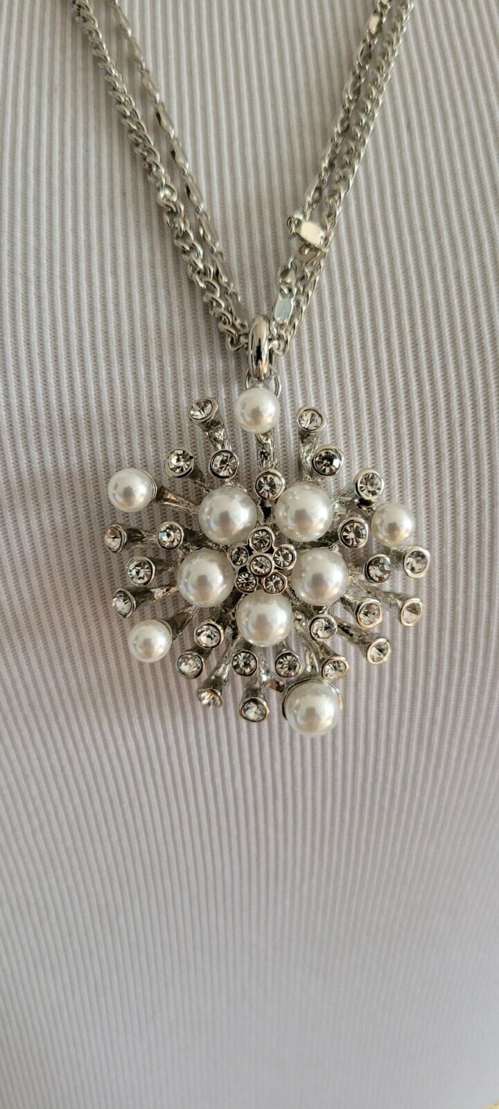 ANN TAYLOR SILVER PENDANT NECKLACE