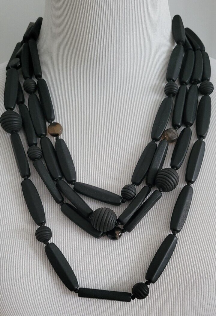CHICO'S WOOD AND AGATE SHORT NECKLACE