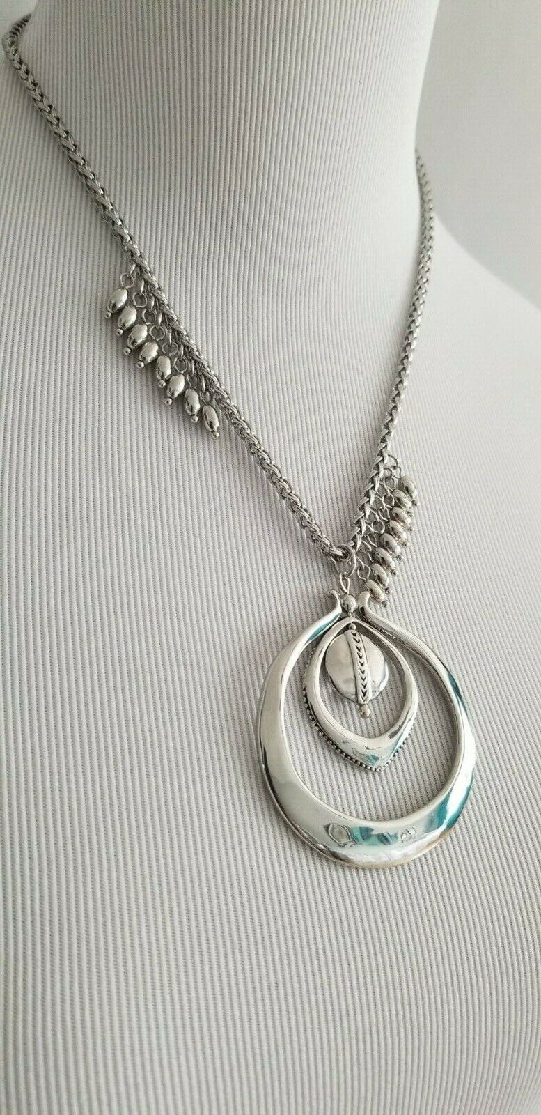 CHICO'S SHORT SILVER-TONE TEXTURED PENDANT NECKLACE