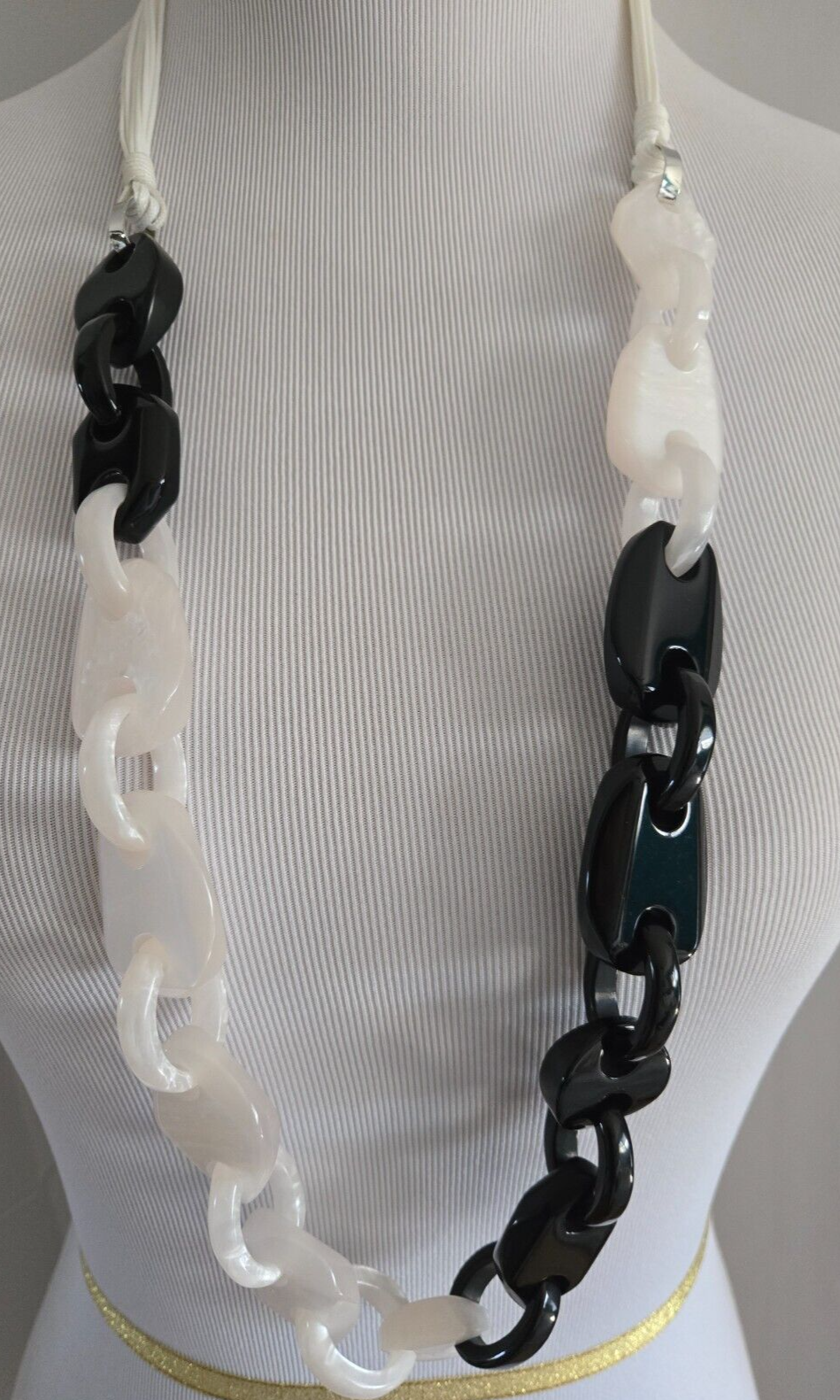 CHICO'S SINGLE STRAND NECKLACE