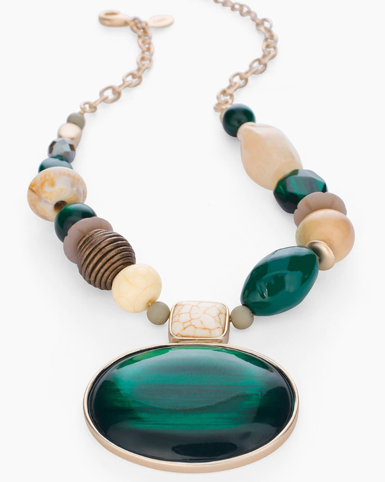 CHICO'S SHORT GREEN PENDANT NECKLACE