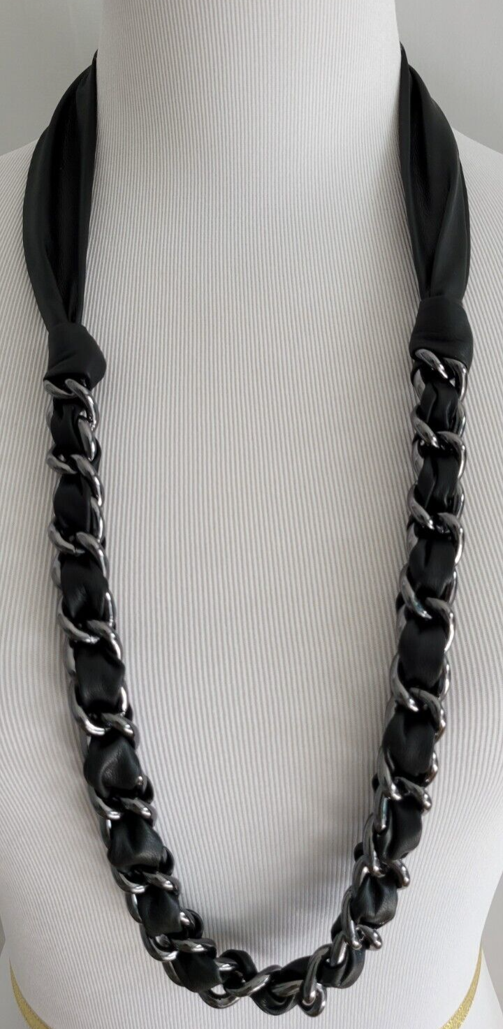 CHICO' S FAUX LEATHER SINGLE STRAND NECKLACE