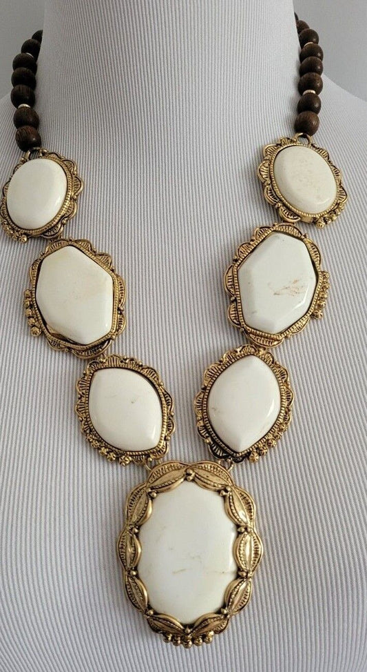 CHICO'S HOWLITE AND WOOD PENDANT NECKLACE