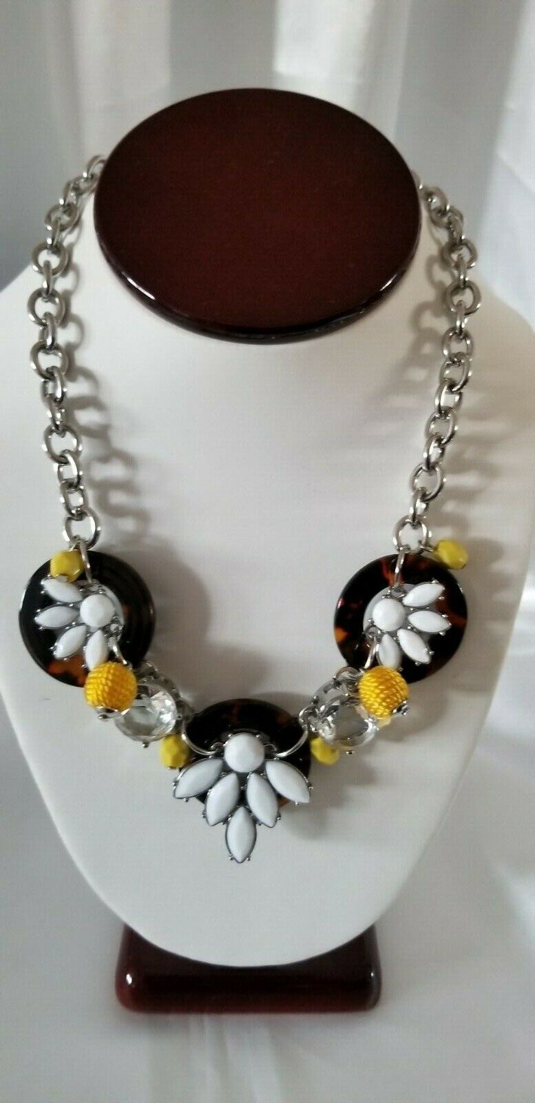 TALBOTS WHITE & YELLOW FLORAL NECKLACE