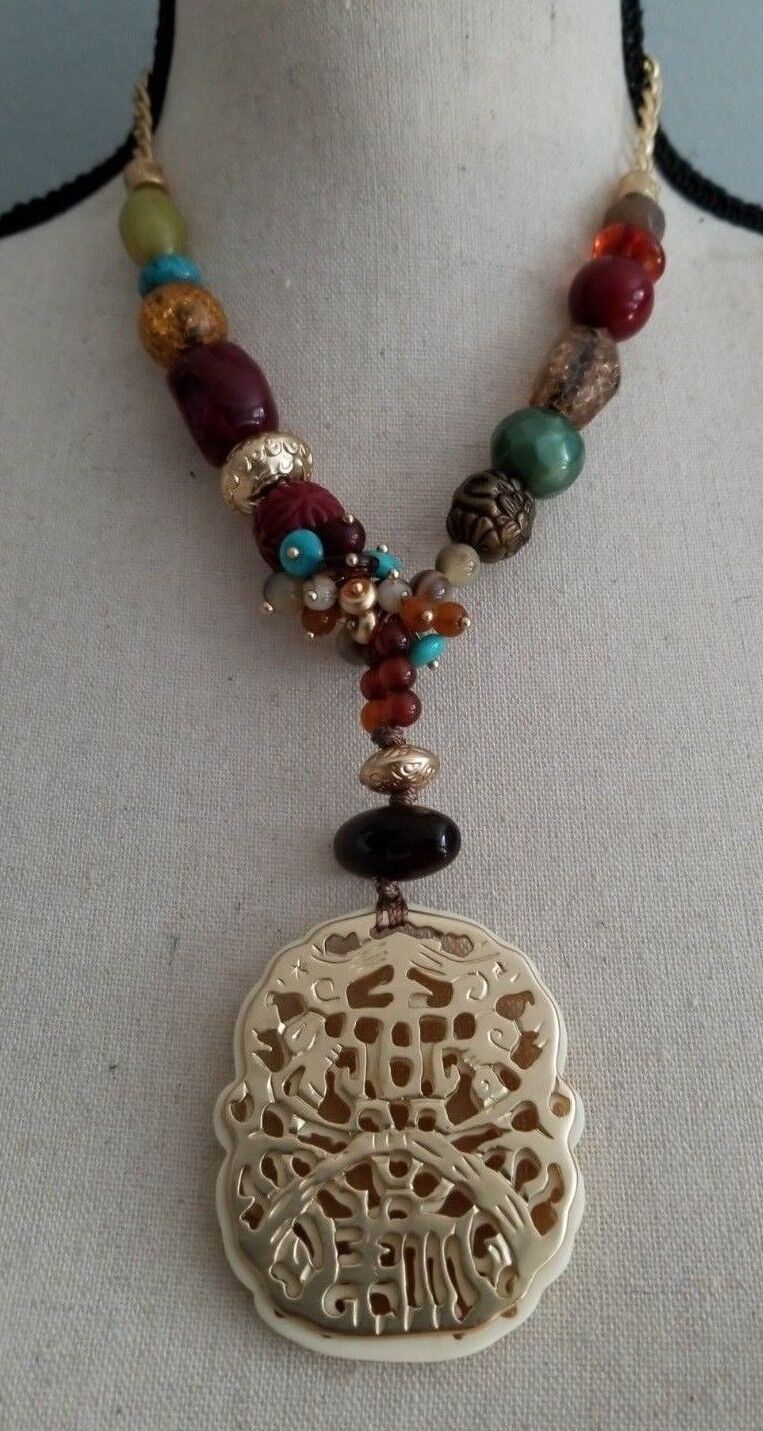 CHICO'S SHORT MULTI-COLORED TEXTURED PENDANT NECKLACE