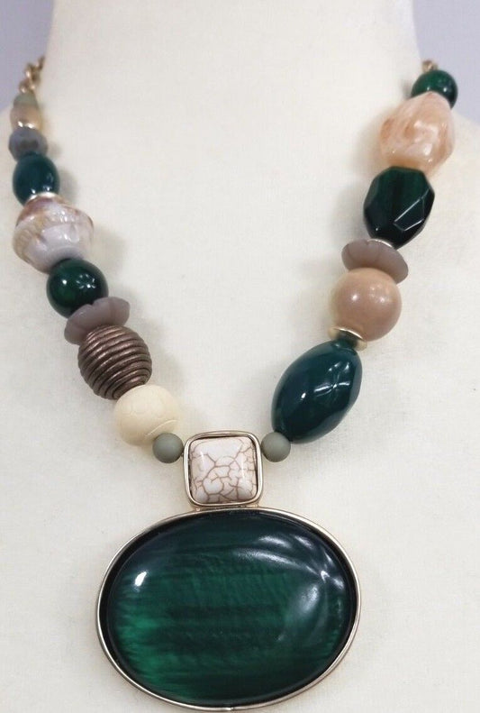 CHICO'S SHORT GREEN PENDANT NECKLACE