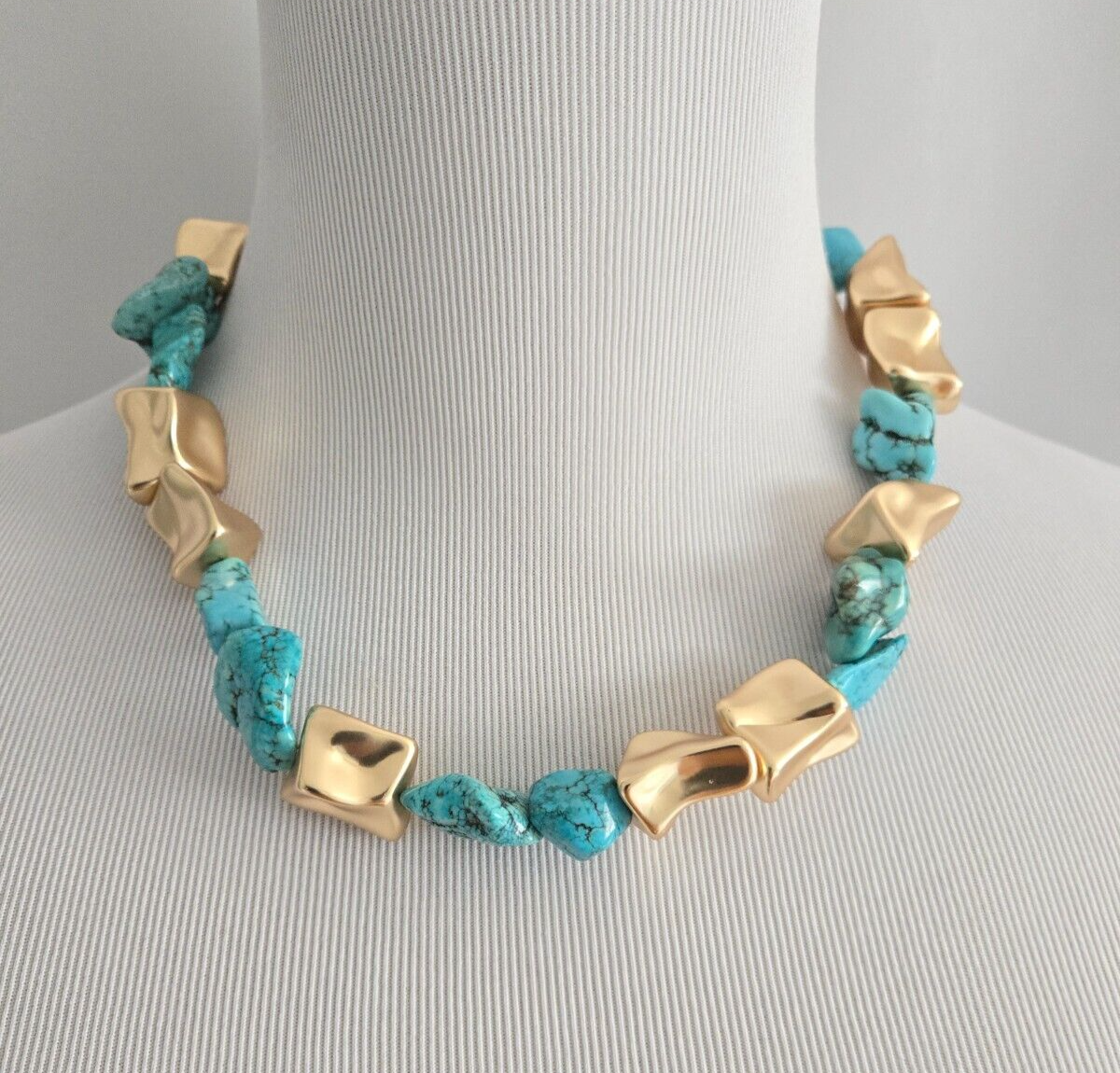 CHICO'S SHORT TURQOUISE NECKLACE
