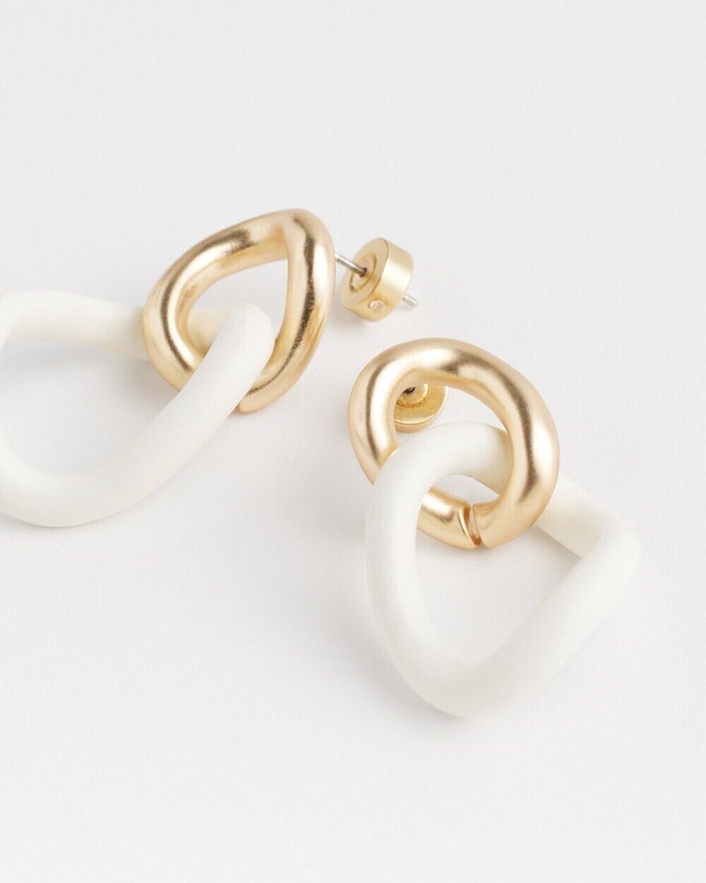 CHICO'S NO DROOP WHITE LINKS EARRINGS
