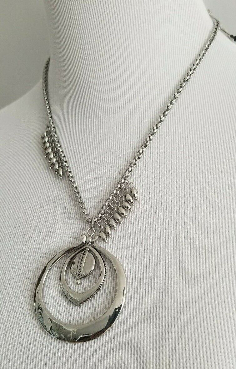 CHICO'S SHORT SILVER-TONE TEXTURED PENDANT NECKLACE