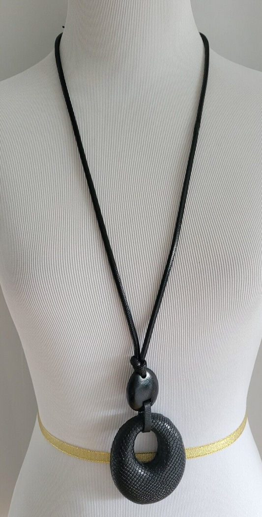 CHICO' S ADJUSTABLE LEATHER PENDANT NECKLACE