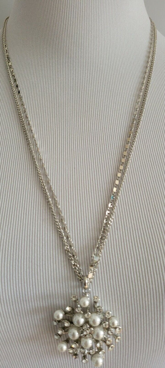 ANN TAYLOR SILVER PENDANT NECKLACE