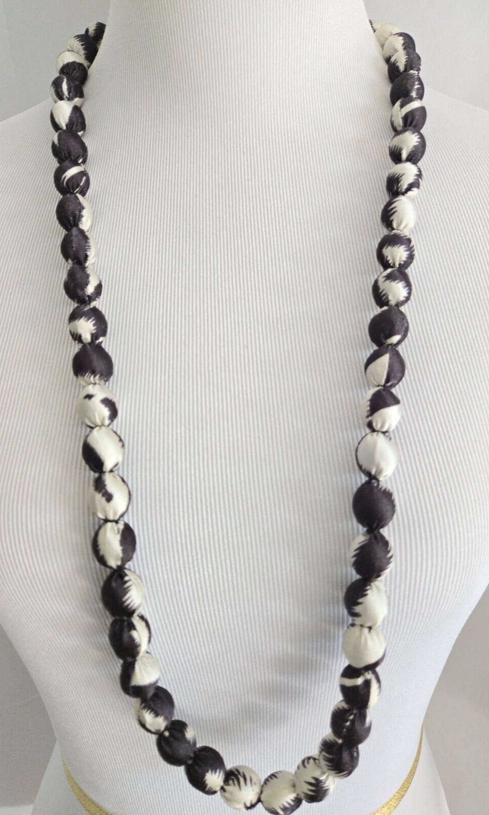 CHICO'S BLACK & WHITE PRINTED SINGLESTRAND NECKLACE