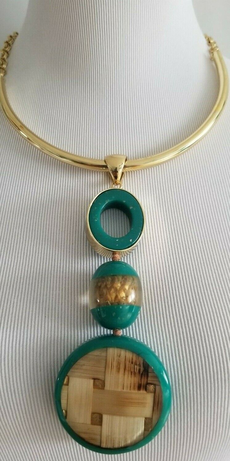 CHICO'S GREEN AND NEUTRAL COLLAR PENDANT NECKLACE
