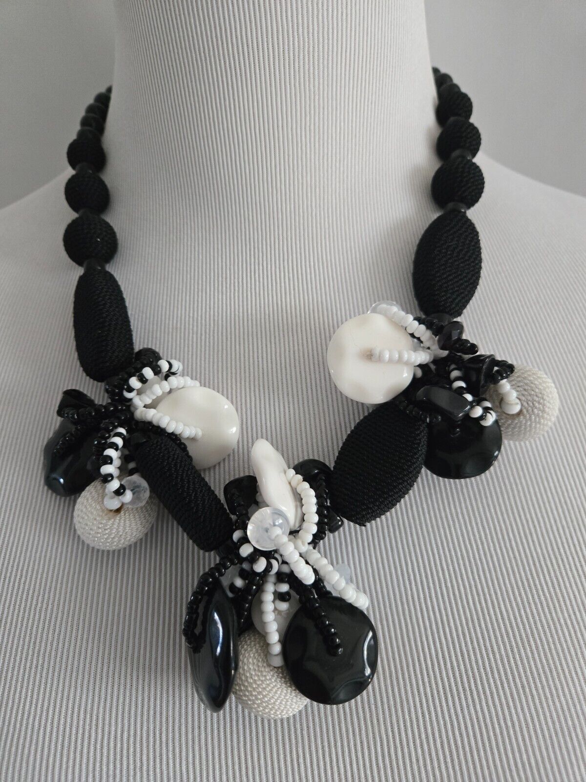 CHICO'S RESIN BIB NECKLACE