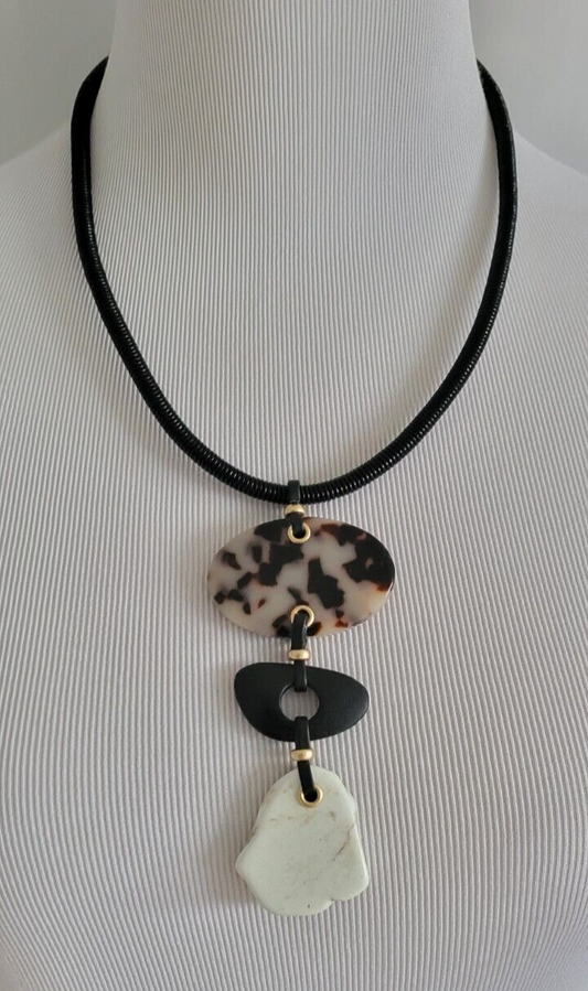 CHICO'S TORT PENDANT NECKLACE