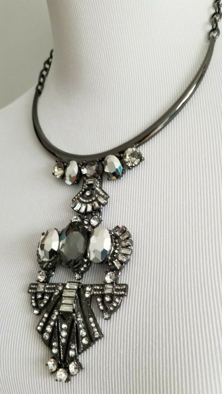 CHICO'S SHORT SIMULATED CRYSTAL PENDANT NECKLACE