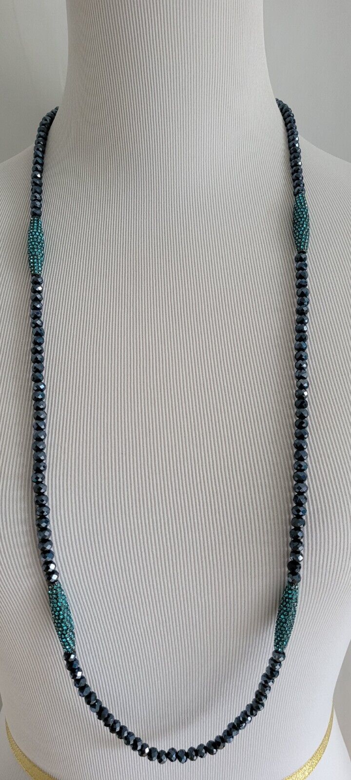 CHICO' S BLUE BEADED NECKLACE