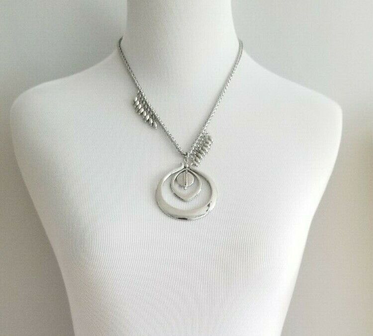 CHICO'S SHORT SILVER-TONE TEXTURED PENDANT NECKLACE