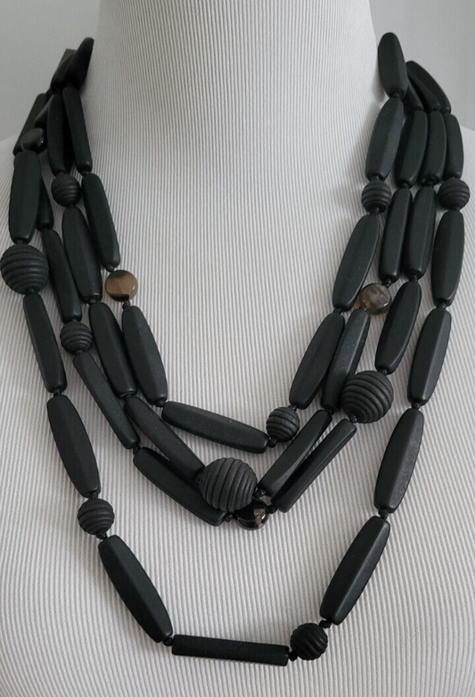 CHICO'S WOOD AND AGATE SHORT NECKLACE