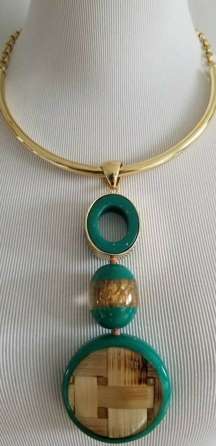 CHICO'S GREEN AND NEUTRAL COLLAR PENDANT NECKLACE