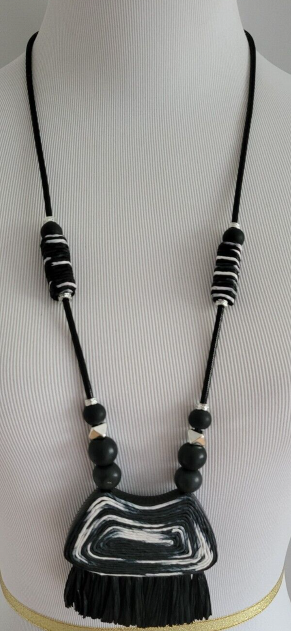 CHICO' S RAFFIA PENDANT NECKLACE