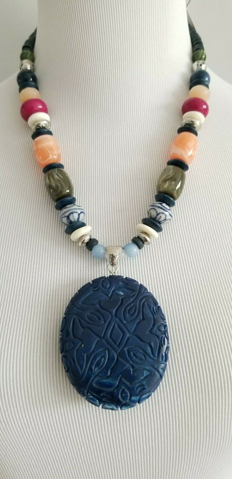 CHICO'S SHORT BEADED MULTI-COLORED PENDANT NECKLACE