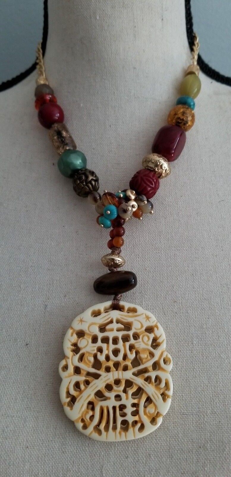 CHICO'S SHORT MULTI-COLORED TEXTURED PENDANT NECKLACE