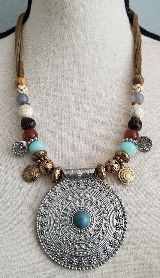 CHICO'S SHORT COOL BEADED PENDANT NECKLACE