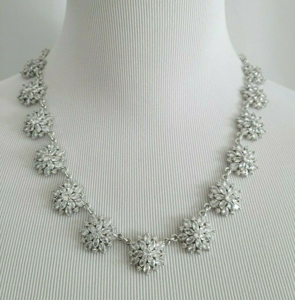 TALBOTS FLOWER BLOOMS SHORT NECKLACE