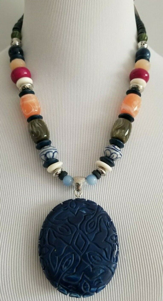 CHICO'S SHORT BEADED MULTI-COLORED PENDANT NECKLACE
