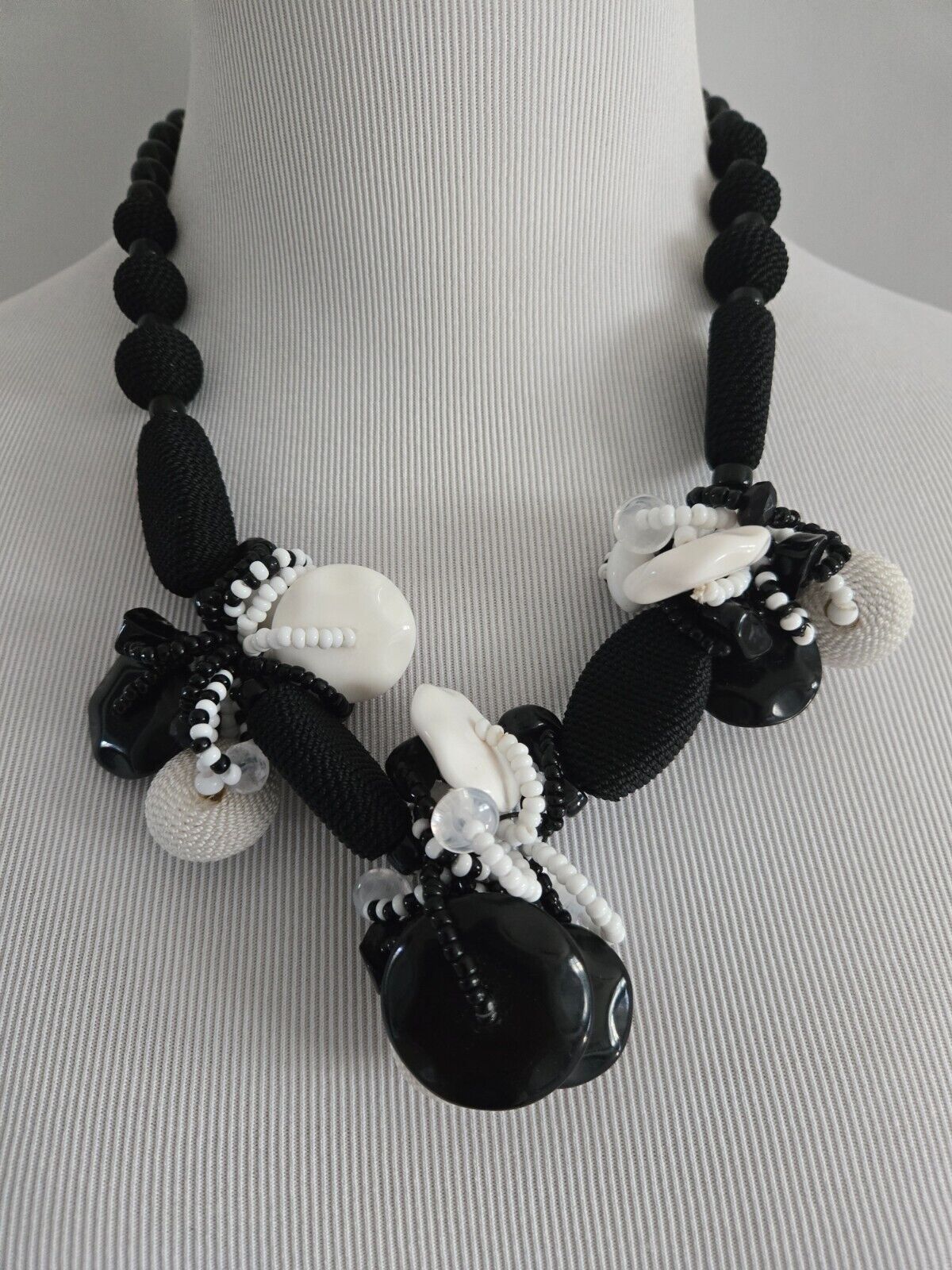 CHICO'S RESIN BIB NECKLACE