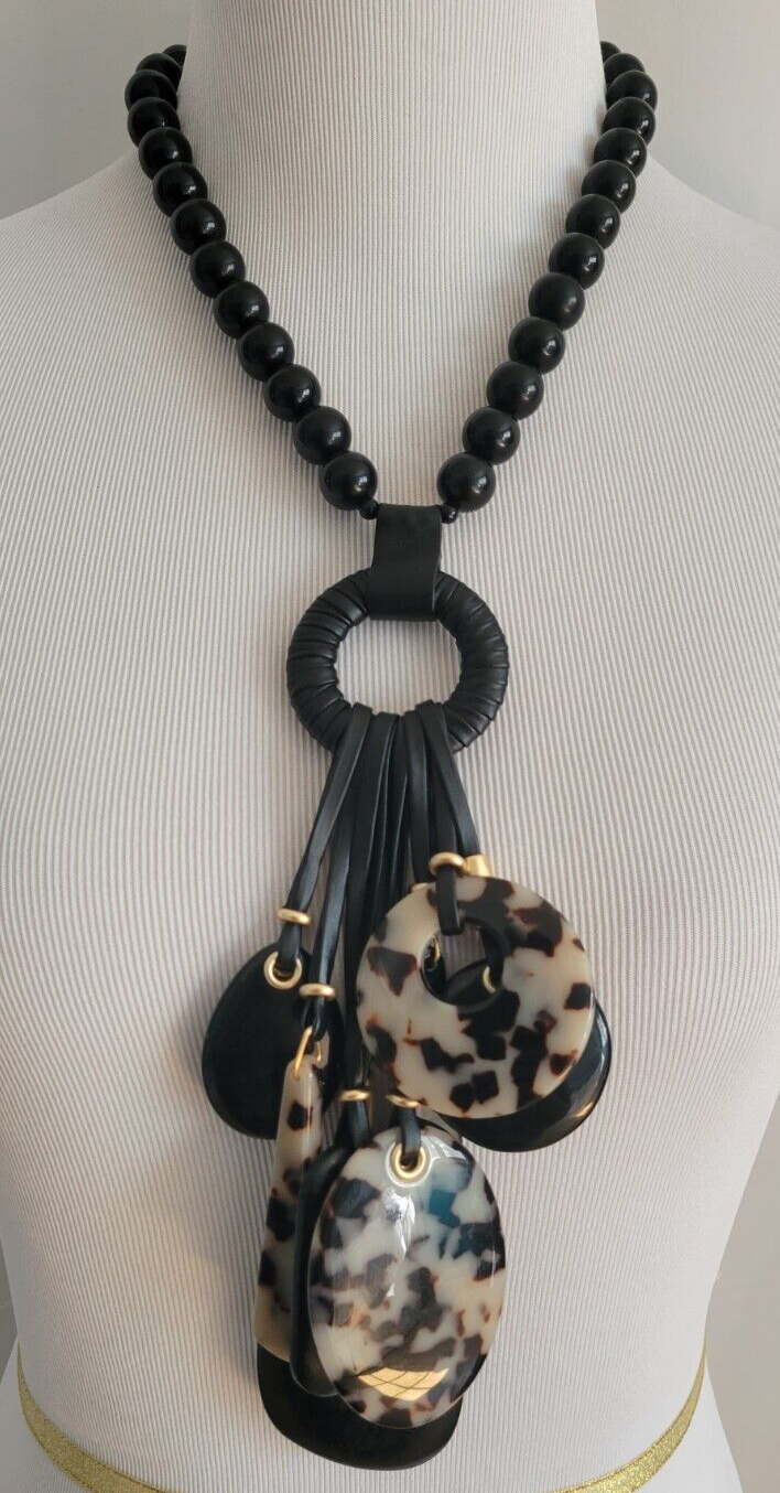 CHICO'S SHORT PENDANT NECKLACE