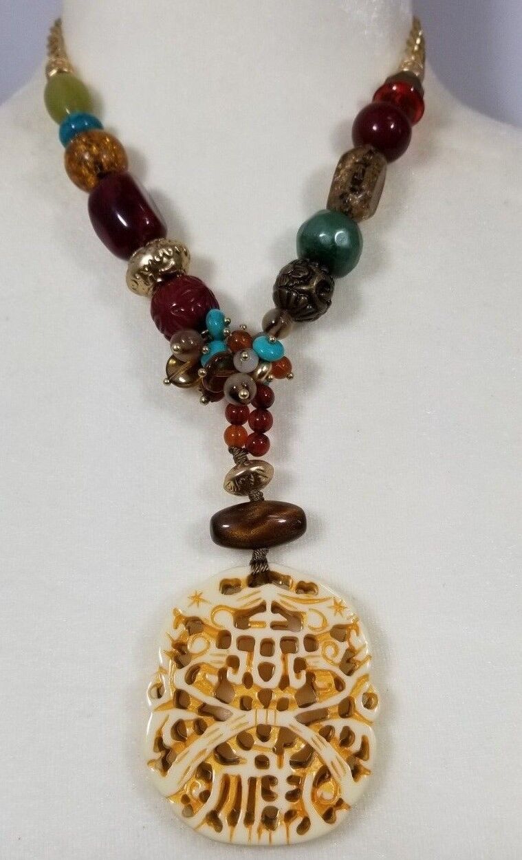 CHICO'S SHORT MULTI-COLORED TEXTURED PENDANT NECKLACE