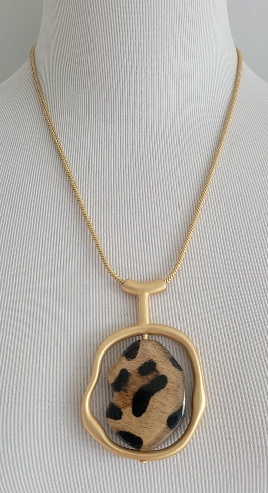 CHICO' S ANIMAL PRINT MODERN PENDANT NECKLACE