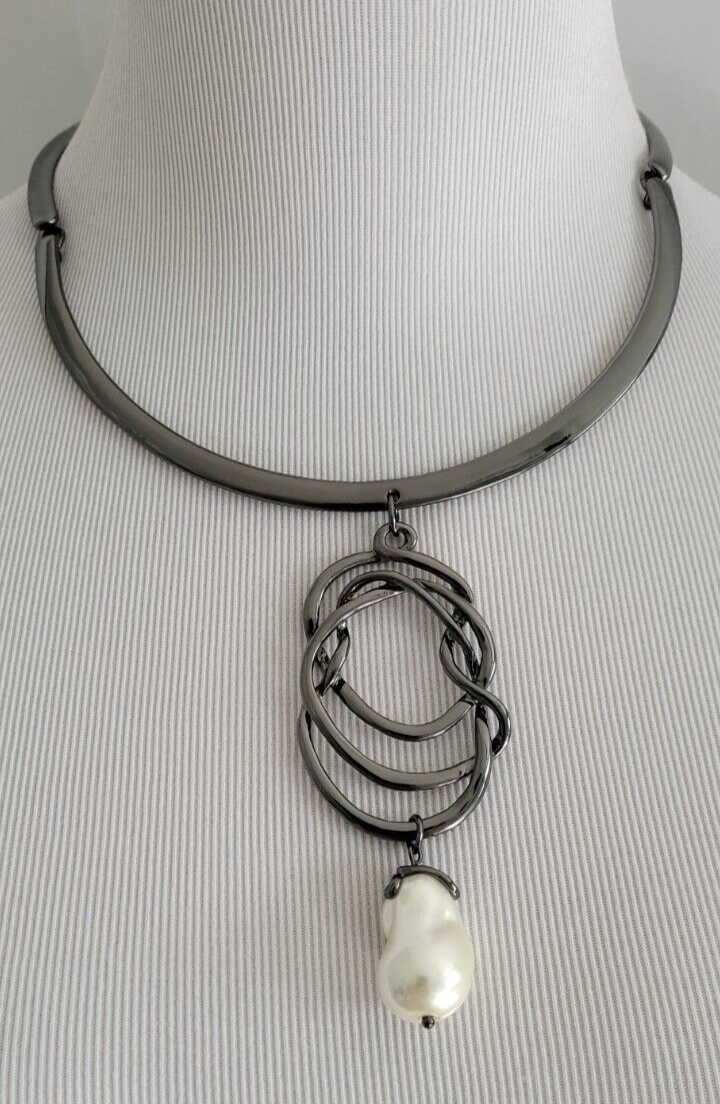 CHICO' S FAUX PEARL PENDANT NECKLACE