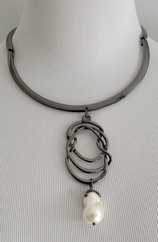 CHICO' S FAUX PEARL PENDANT NECKLACE