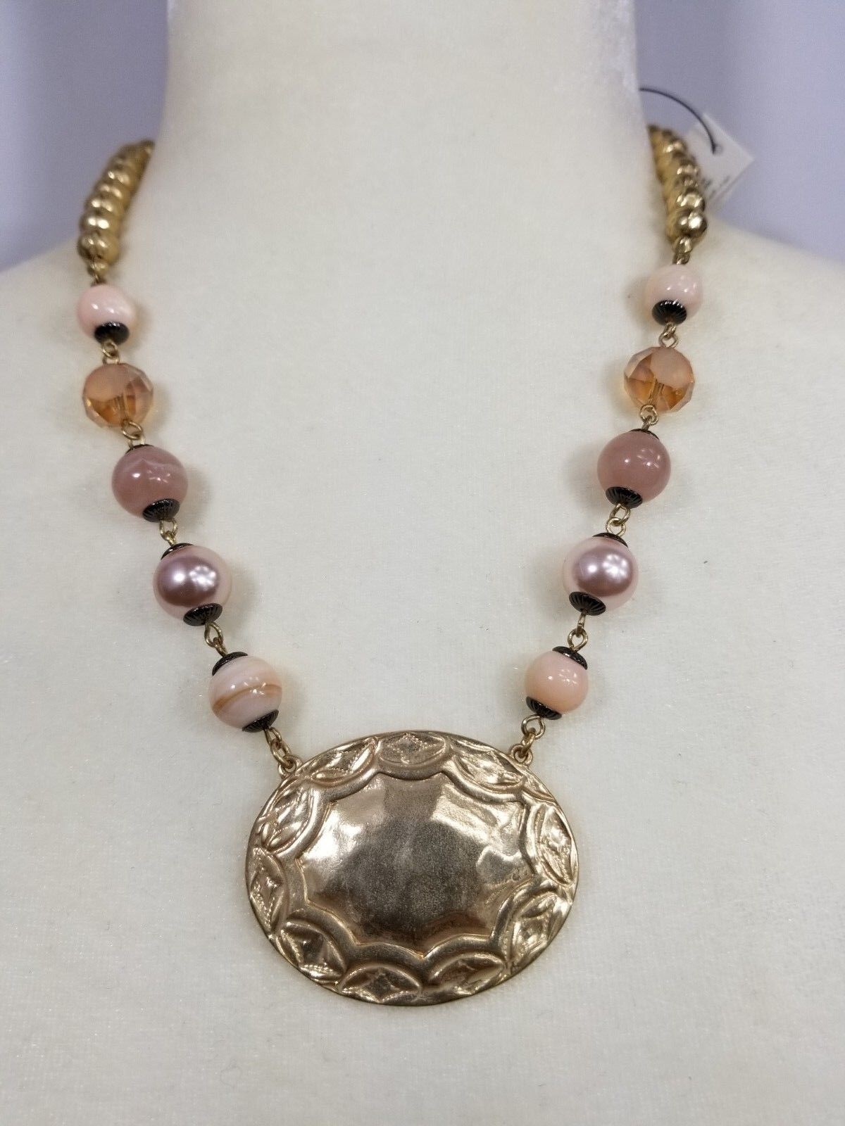 CHICO'S SHORT BLUSH STONE PENDANT NECKLACE