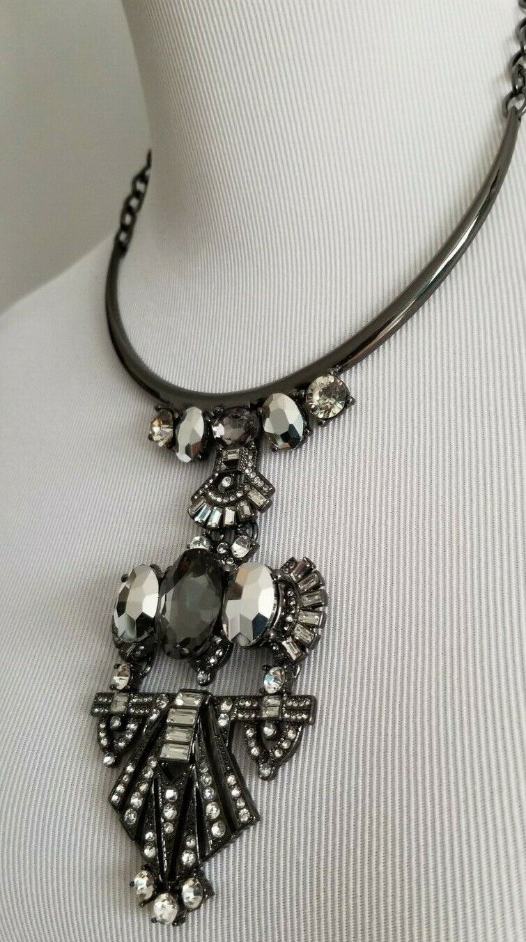 CHICO'S SHORT SIMULATED CRYSTAL PENDANT NECKLACE