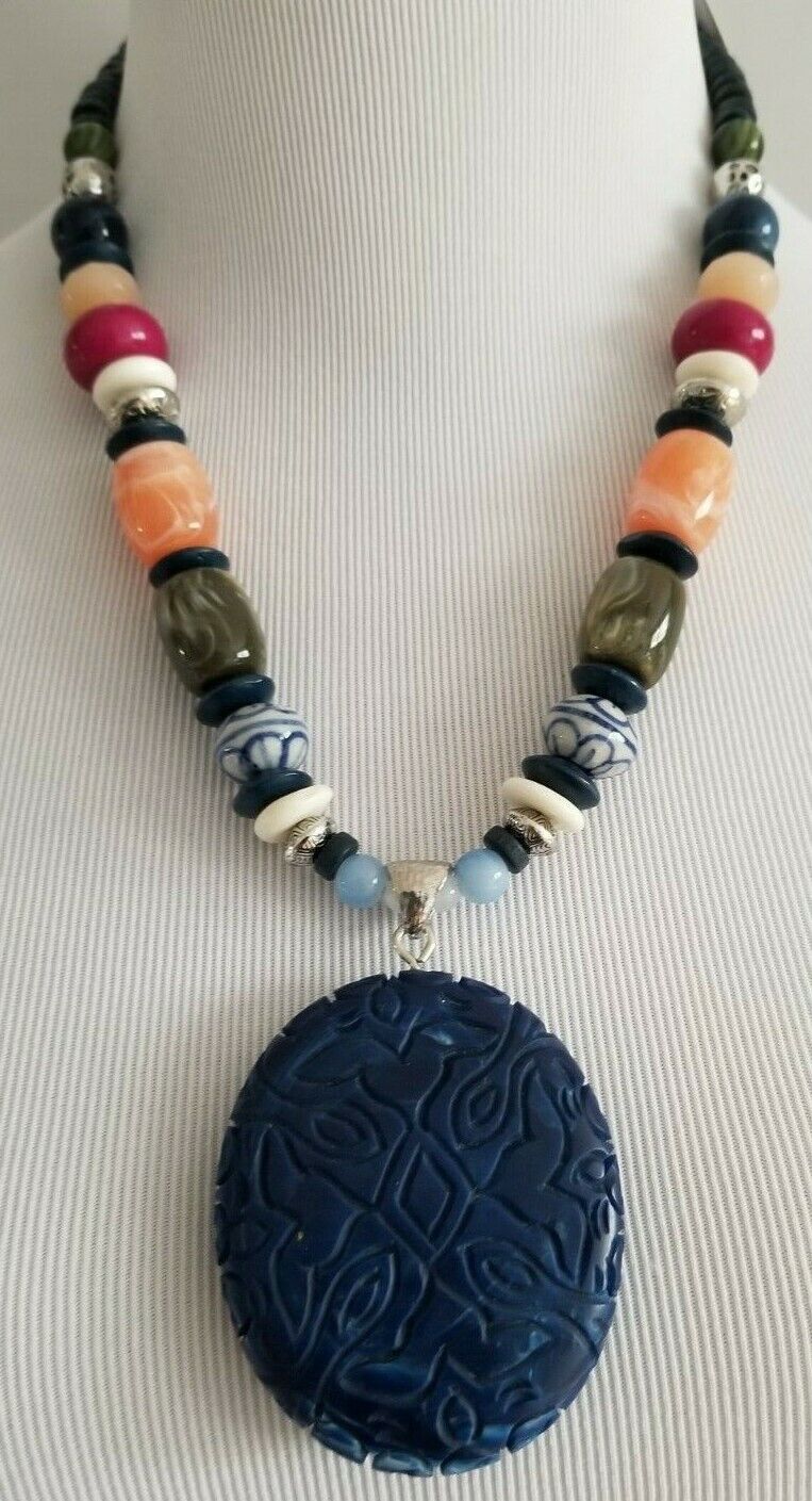 CHICO'S SHORT BEADED MULTI-COLORED PENDANT NECKLACE