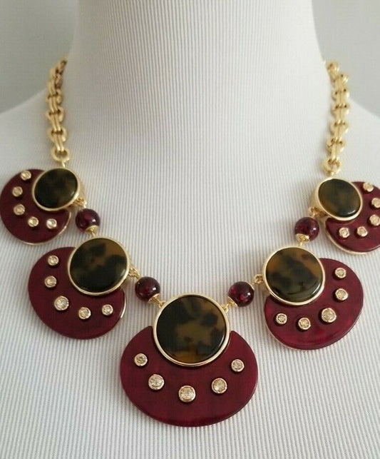 CHICO'S SHORT FAUX-TORTOISESHELL AND SHIRAZ-HUED BIB NECKLACE