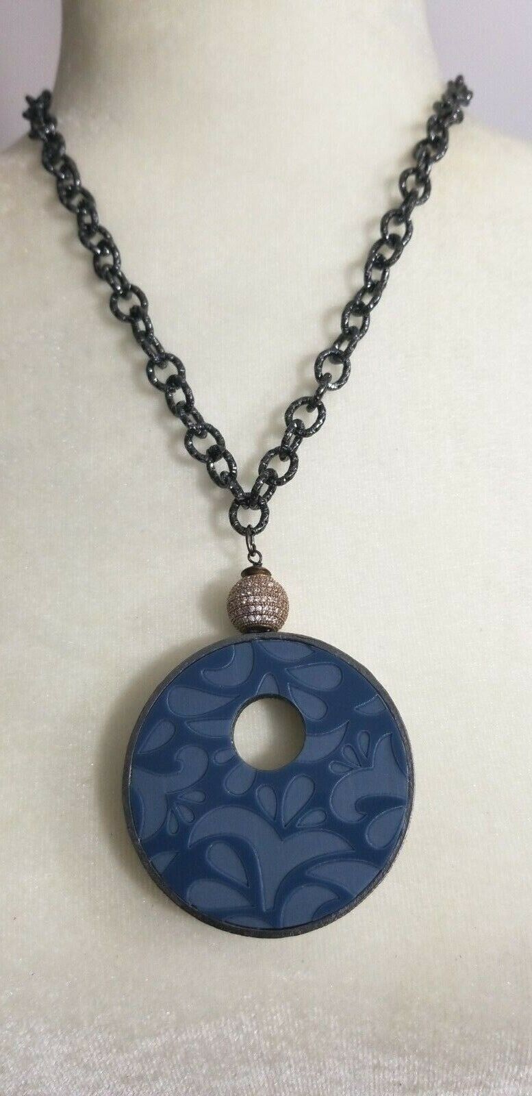CHICO'S SHORT REVERSIBLE BLUE-NEUTRAL PENDANT NECKLACE